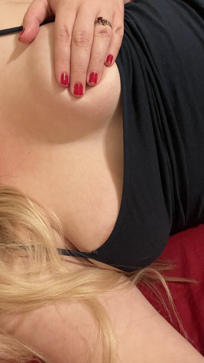SexyBlonde955's tweet photo. Laying in bed but can’t sleep.. anyone else still up?
#latenight #titties #boobs #curvy #sexyblondebabe #nsfwtwt #NSFW #onlyfansgirl #onlyfansbabe #TGIF #followme #milf #sexywife #BeautifulWoman #dmme #makeyouhard https://t.co/ciwTWokvDy