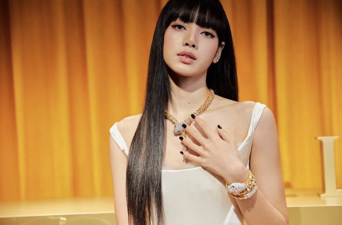 theseoulstory's tweet photo. 📸 More photos of BLACKPINK Lisa at the ‘Bvrgari Avrora Awards’ 🧡 @BLACKPINK @ygofficialblink 

Source: https://t.co/JSLSfqtRLF https://t.co/MMLDPOPH9p