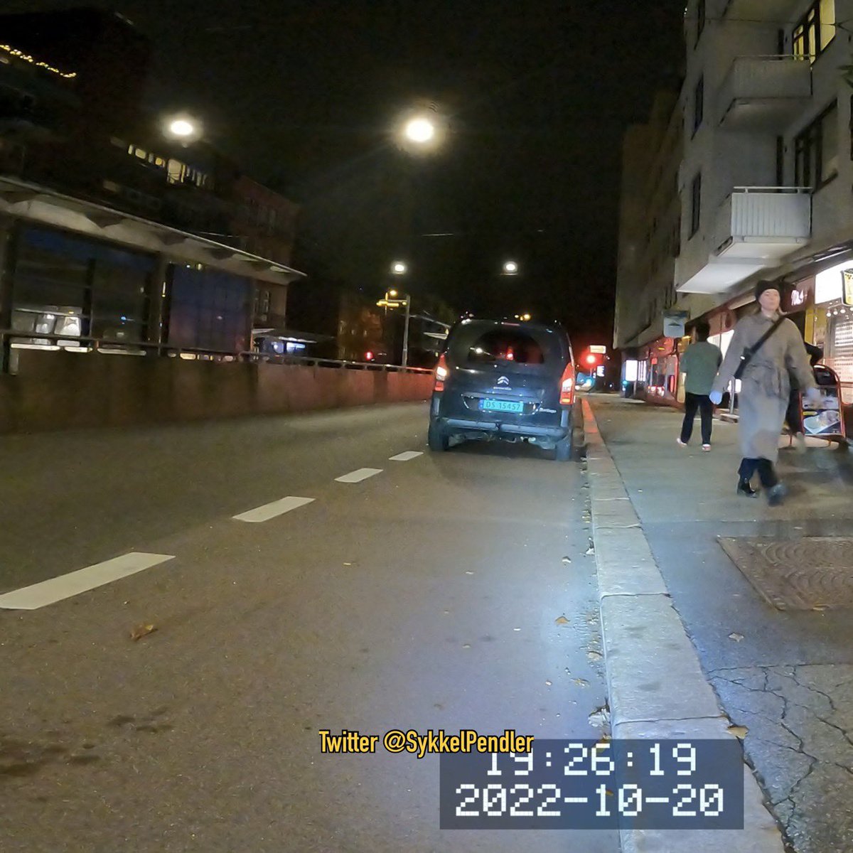sykkelpendler's tweet photo. #ShitParkingAward sticker winner 🇳🇴 #DS15457 congratulations 🎉 #carwanker #Oslo https://t.co/xEka38zk6h