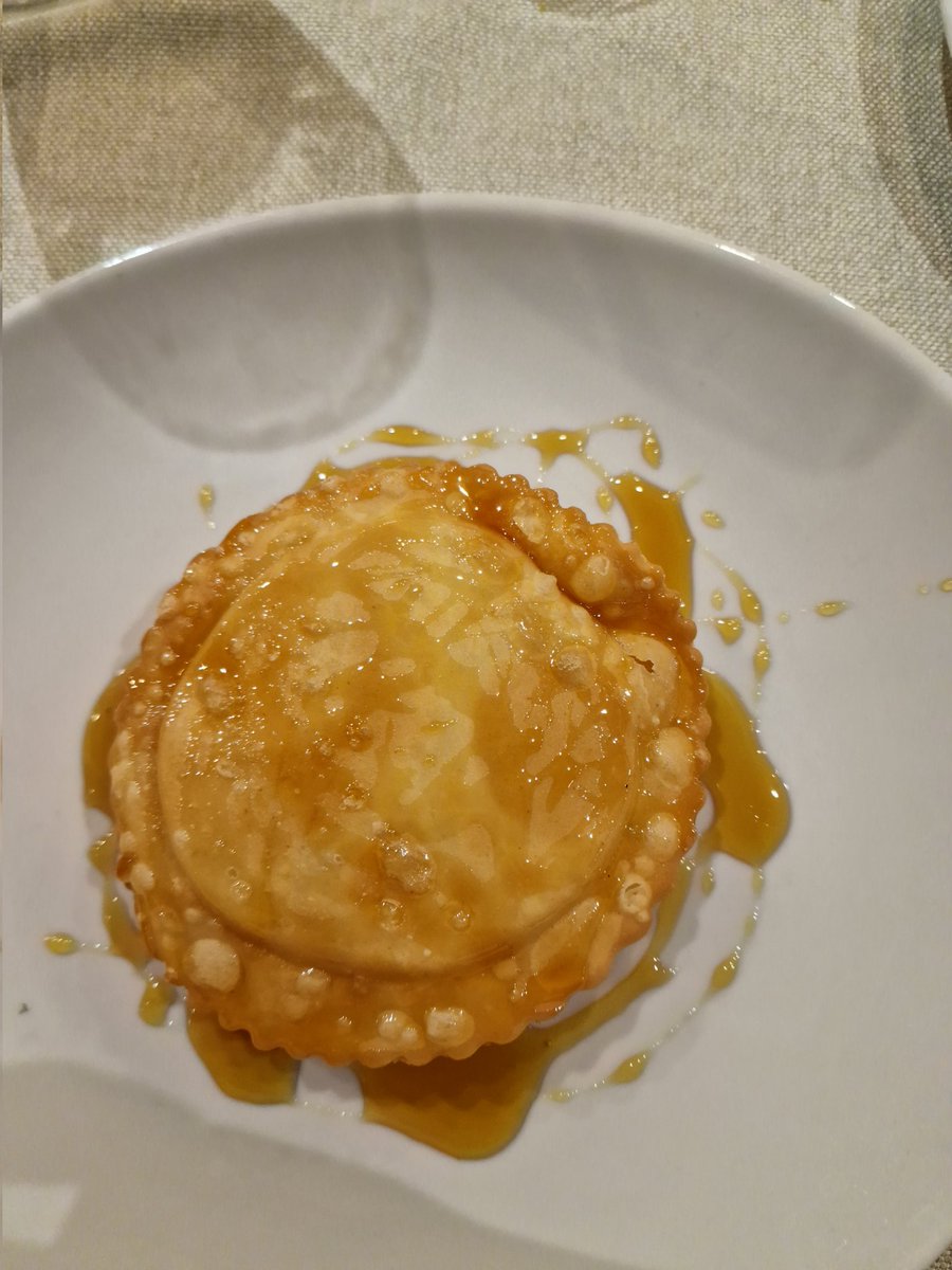 LexBrakenhoff's tweet image. Tijdens het opdoen van inspiratie kwam ik deze seadas del nostro tegen. Als Hollander verwachte ik toch een appel aan de binnenkant. Niets bleek minder waar, een heerlijke kaasvulling verraste mij. Dit jaar met oud en nieuw?