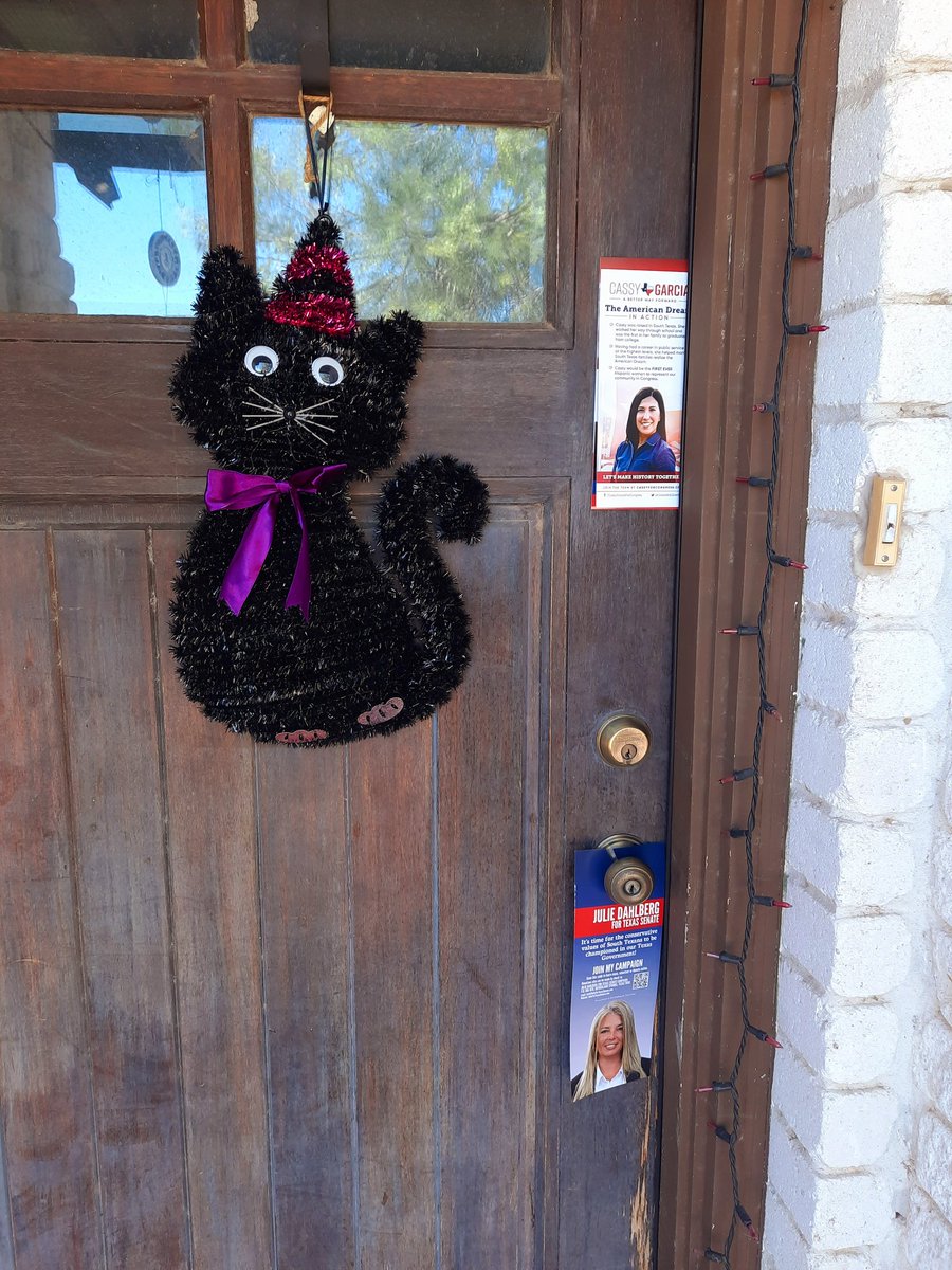 IselaLindquist's tweet photo. I enjoy blockwalking all throughout Southern #TX28 to share with folks why @CasandraLGarcia will make a GREAT congresswoman, but gotta say visiting constituents in my town,#ZapataTexas, is special! Lots of support for Cassy &amp; all our 🐘 candidates! 🇺🇲❤️💥 #TexasVictory #LeadRight https://t.co/WBy2VZqlAy