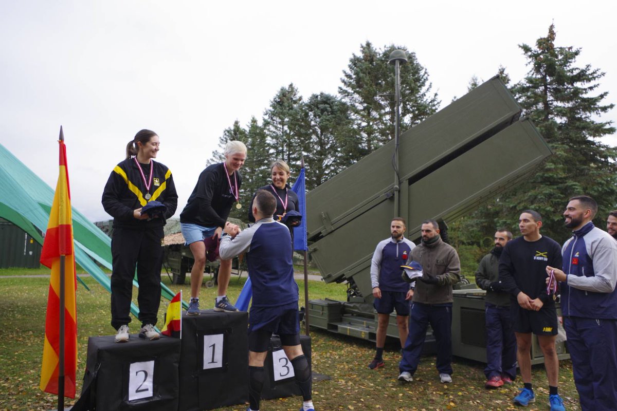 EMADmde's tweet image. La #UDAA 🇪🇸 desplegada en Lielvarde🇱🇻 ha organizado por primera vez la NASAMS RACE 5K🏃, una carrera de resistencia en la que han participado militares de Estados Unidos🇺🇸 y Letonia🇱🇻. La cohesión es fundamental para el éxito de la misión.
@EjercitoTierra #MOPS