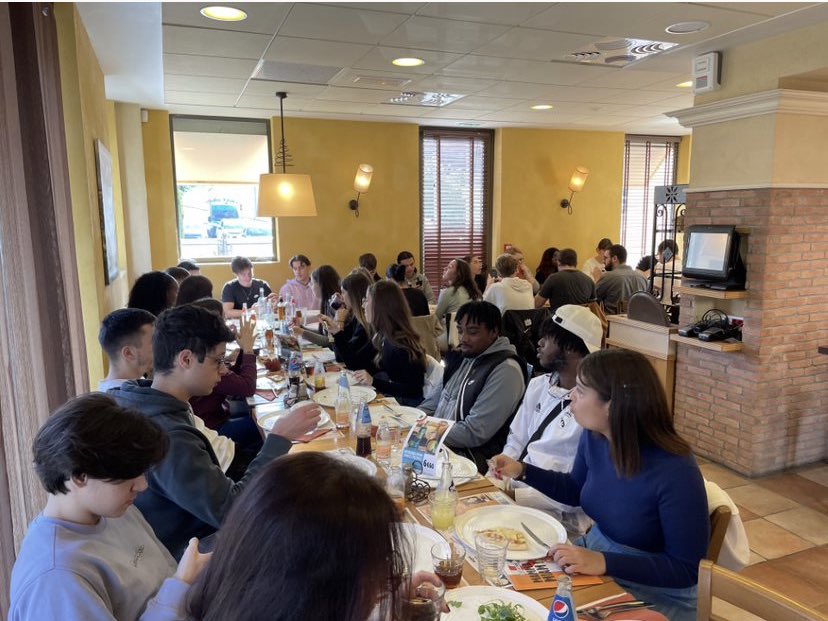 xalexandrepro's tweet photo. Journée intégration pour les #étudiants #mydigitalschool de 1ère et 2e années. Au delà de l’aspect festif et fun, cet événement est l’occasion de resserrer le liens entres ces 2 classes 
#dammarieleslys #lacartonnerie #pizzaparty #bowling #eduservices https://t.co/e4UqdH4vr2