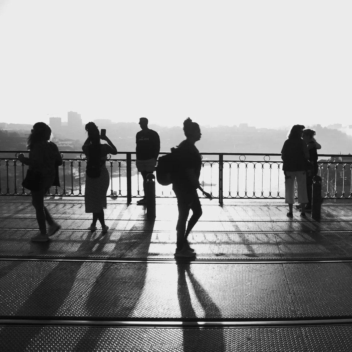 MarcoFosci's tweet photo. Porto, the comings and goings on the Luís I bridge, backlight figures with gazes that converge and diverge #porto #gazed #luisibridge #backlight #bnw #bnwphotography #blackandwhite #bnw_badabass #monochrome #bnwphotos #moments_in_bnw #moments_in_photography #moments #moments_in https://t.co/o6lfQYG4IZ