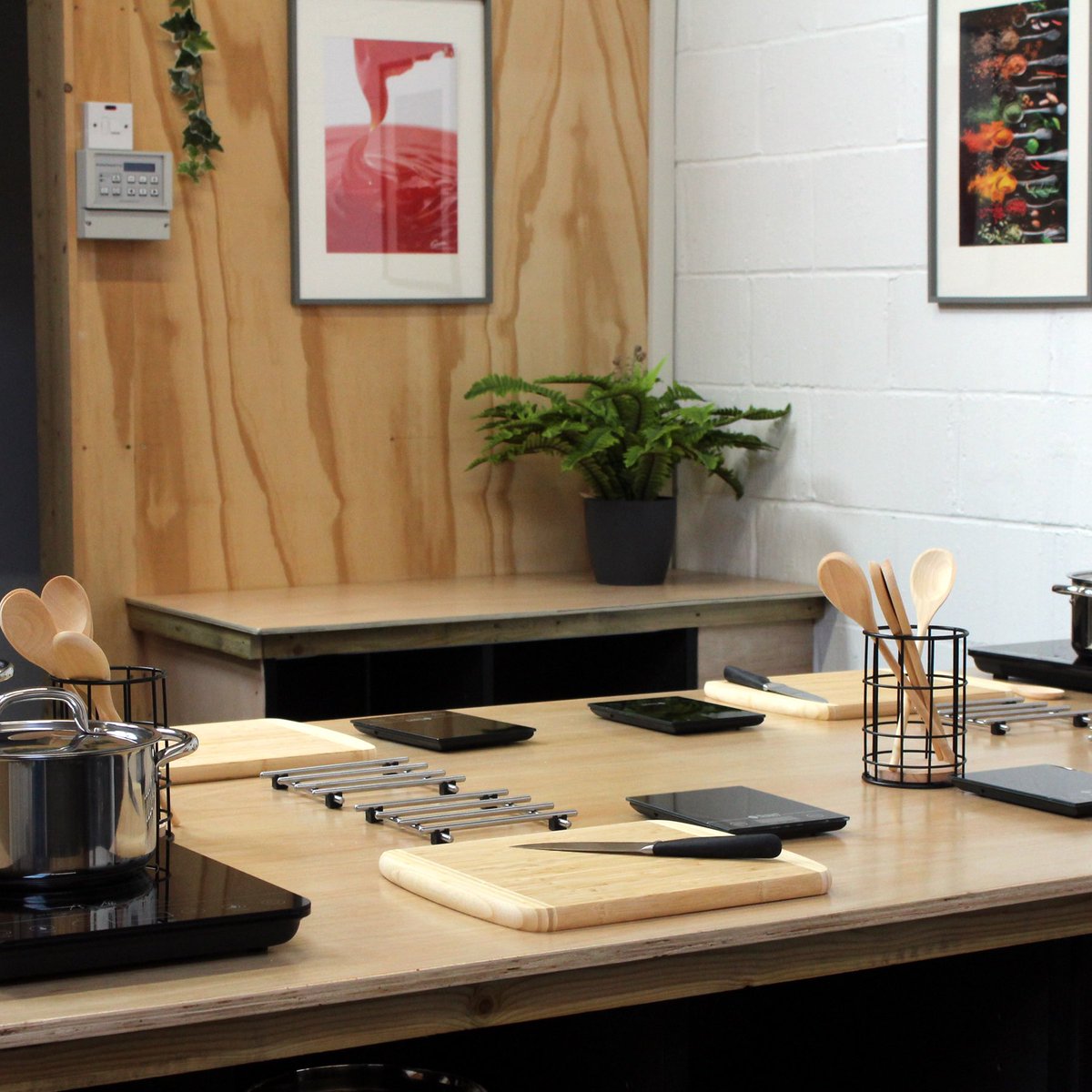 We’ve created a spacious environment to handcraft your sauces during the experience. What sauce would you create at Sauce Experience?
#sauceexperience #chillisauce #saucemaking #cookeryschool