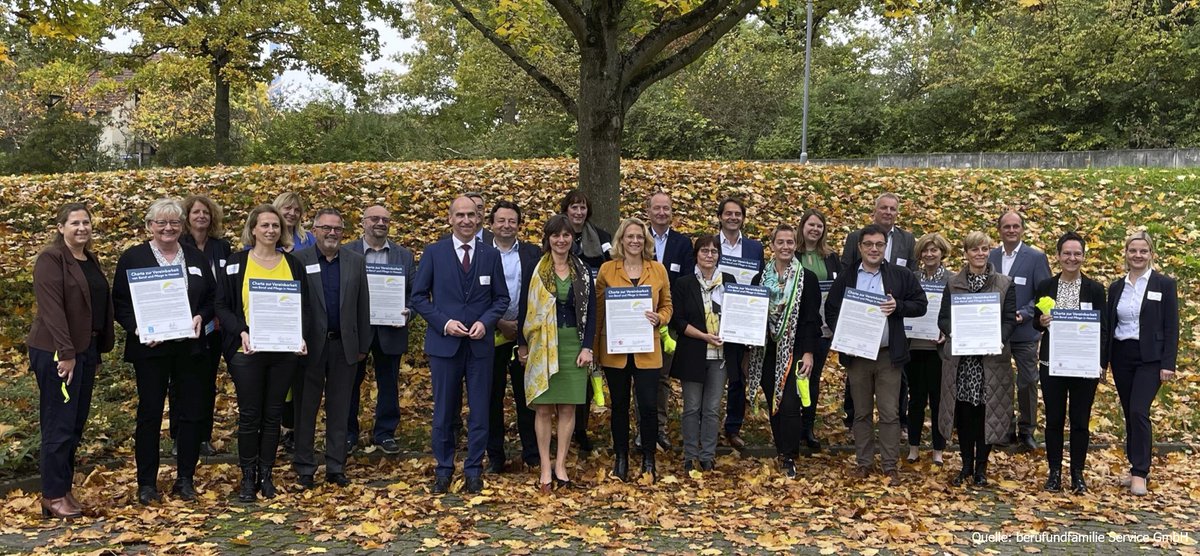 berufundfamilie's tweet photo. Die #Charta der hessischen Initiative #BerufUndPflegeVereinbaren feiert 10. Geburtstag - mit nun 296 Unterzeichner-Organisationen. Mehr in unserem heutigen Blog: https://t.co/TISG9FGGNo #BWHW @sozialHessen @AOKHessen #vereinbarkeit #pflegebewusst #demografie #personalpolitik !B https://t.co/y3ifqkx3Ra