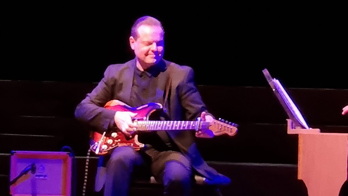 gilles_huaux's tweet image. @FlageyStudios @5heures1 @rudyleonet @benjaminschoos #huguesdayez merci à vous pour cette excellente édition de la #codlive Vous étiez tous à la hauteur du grand rendez-vous de Flagey! 🎬🎶🎤❤️✨️