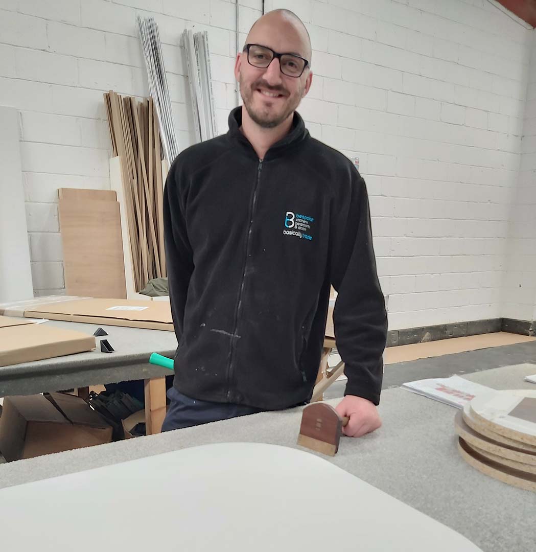 BasicallyTrade's tweet image. Dave's at it again - nice bit of hand edging on a bespoke curved edge EGGER Perfect Sense table worktop.  #diningtable #bespoketable