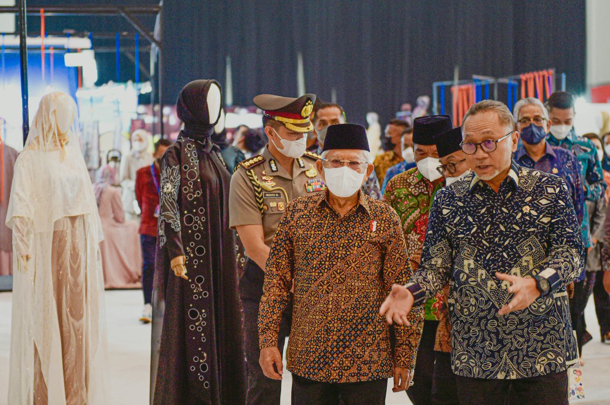 ZUL_Hasan's tweet photo. Jakarta Muslim Fashion Week 2023 merupakan bentuk konkret dari arahan Bapak Wakil Presiden mengenai pengembangan fashion muslim Indonesia. https://t.co/n9li0YRiYb