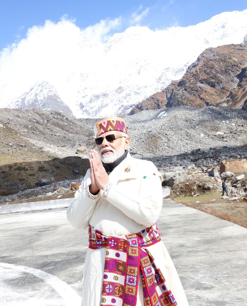 BJP4India's tweet photo. शिवाय गौरी वदनाब्जवृंद सूर्याय दक्षाध्वरनाशकाय।
श्री नीलकंठाय वृषभद्धजाय तस्मै शि काराय नमः शिवायः॥

प्रधानमंत्री श्री @narendramodi ने श्रीकेदारनाथ धाम में आदि गुरु शंकराचार्य समाधि स्थल के दर्शन किए। 

#ModiInDevBhumi https://t.co/qgGIBMuJ4v