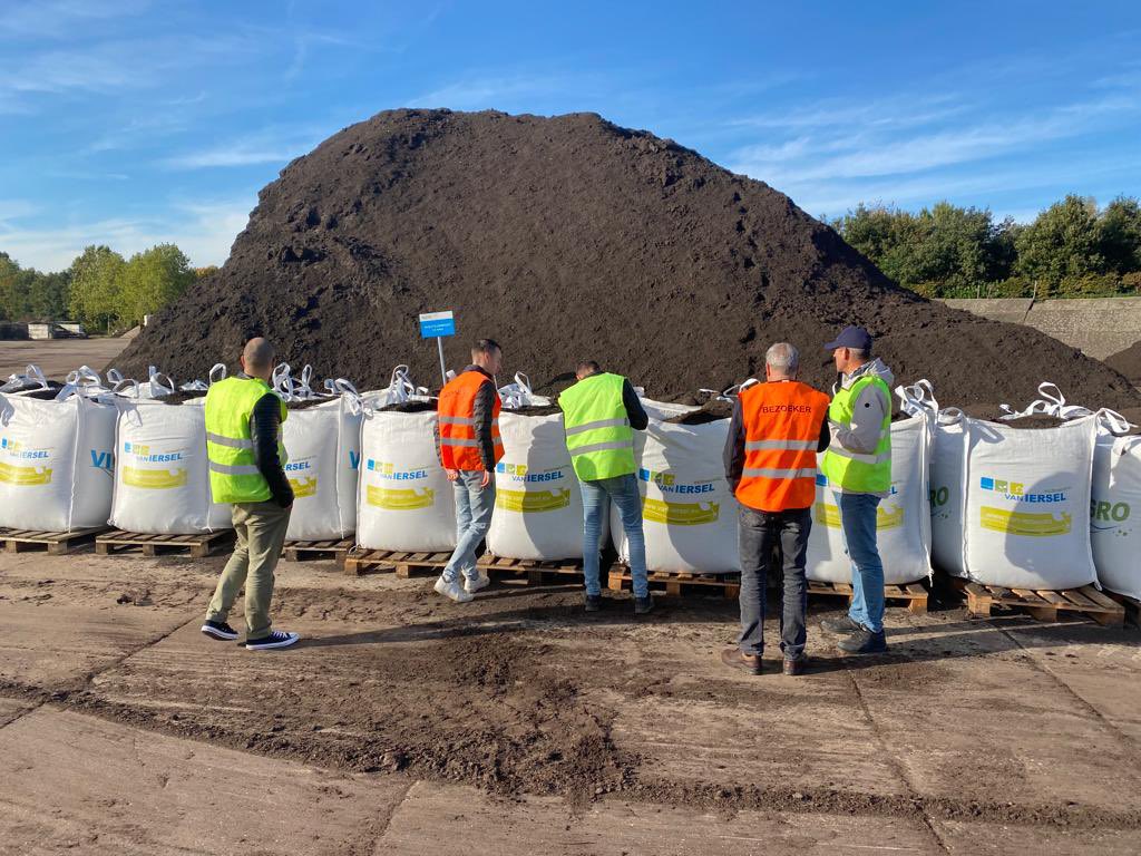 Een goede bodem is de basis!🌿

Daarom brachten er een aantal collega’s een bezoek aan <a href="/Iersel_Compost/">van Iersel Compost</a> . Van Iersel Compost verwerkt groenafval tot hoogwaardige compostmengsels en bodemverbeteraars voor de tuinbouw en openbaar groen.🌳