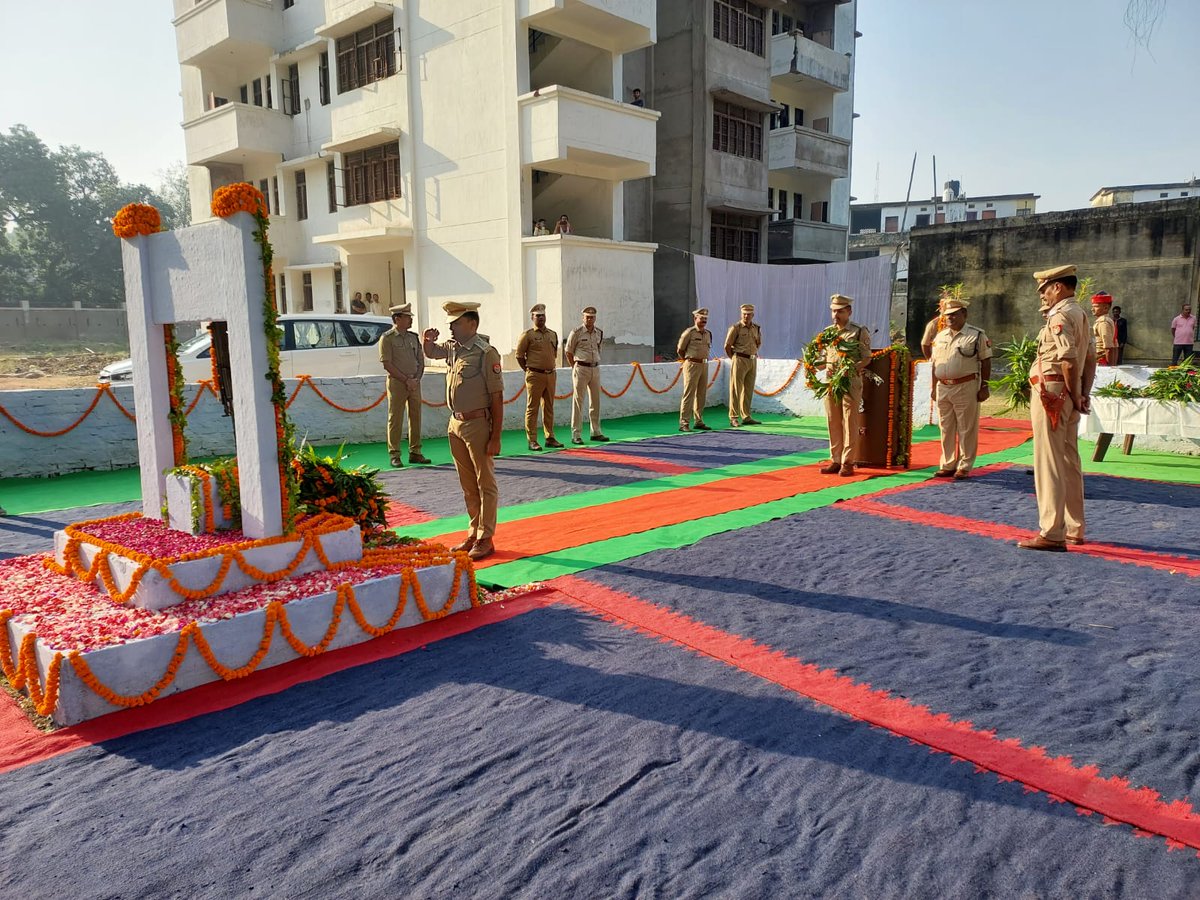 unnaopolice's tweet photo. आज दिनांक 21.10.2022 को पुलिस लाइन उन्नाव में ‘पुलिस स्मृति दिवस' के अवसर पर अपने कर्तव्यों का निर्वहन करते हुए प्राणों की आहुति देने वाले पुलिसकर्मियों की याद में स्मृति परेड हुई। #UPPolice #UnnaoPolice #Unnao @Igrangelucknow https://t.co/Tsrr7feScM