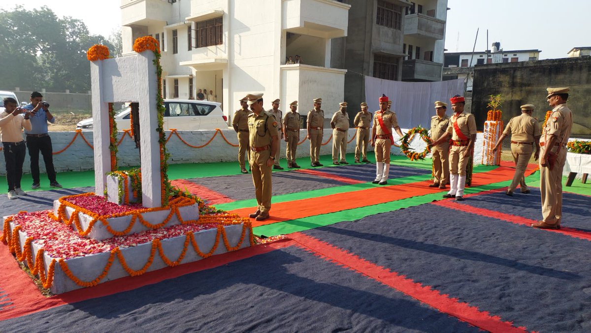unnaopolice's tweet photo. आज दिनांक 21.10.2022 को पुलिस लाइन उन्नाव में ‘पुलिस स्मृति दिवस' के अवसर पर अपने कर्तव्यों का निर्वहन करते हुए प्राणों की आहुति देने वाले पुलिसकर्मियों की याद में स्मृति परेड हुई। #UPPolice #UnnaoPolice #Unnao @Igrangelucknow https://t.co/Tsrr7feScM