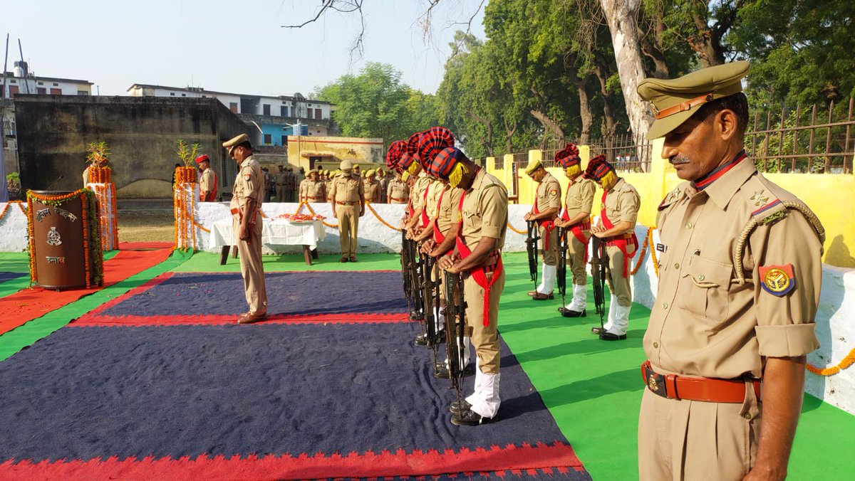 unnaopolice's tweet photo. आज दिनांक 21.10.2022 को पुलिस लाइन उन्नाव में ‘पुलिस स्मृति दिवस' के अवसर पर अपने कर्तव्यों का निर्वहन करते हुए प्राणों की आहुति देने वाले पुलिसकर्मियों की याद में स्मृति परेड हुई। #UPPolice #UnnaoPolice #Unnao @Igrangelucknow https://t.co/Tsrr7feScM
