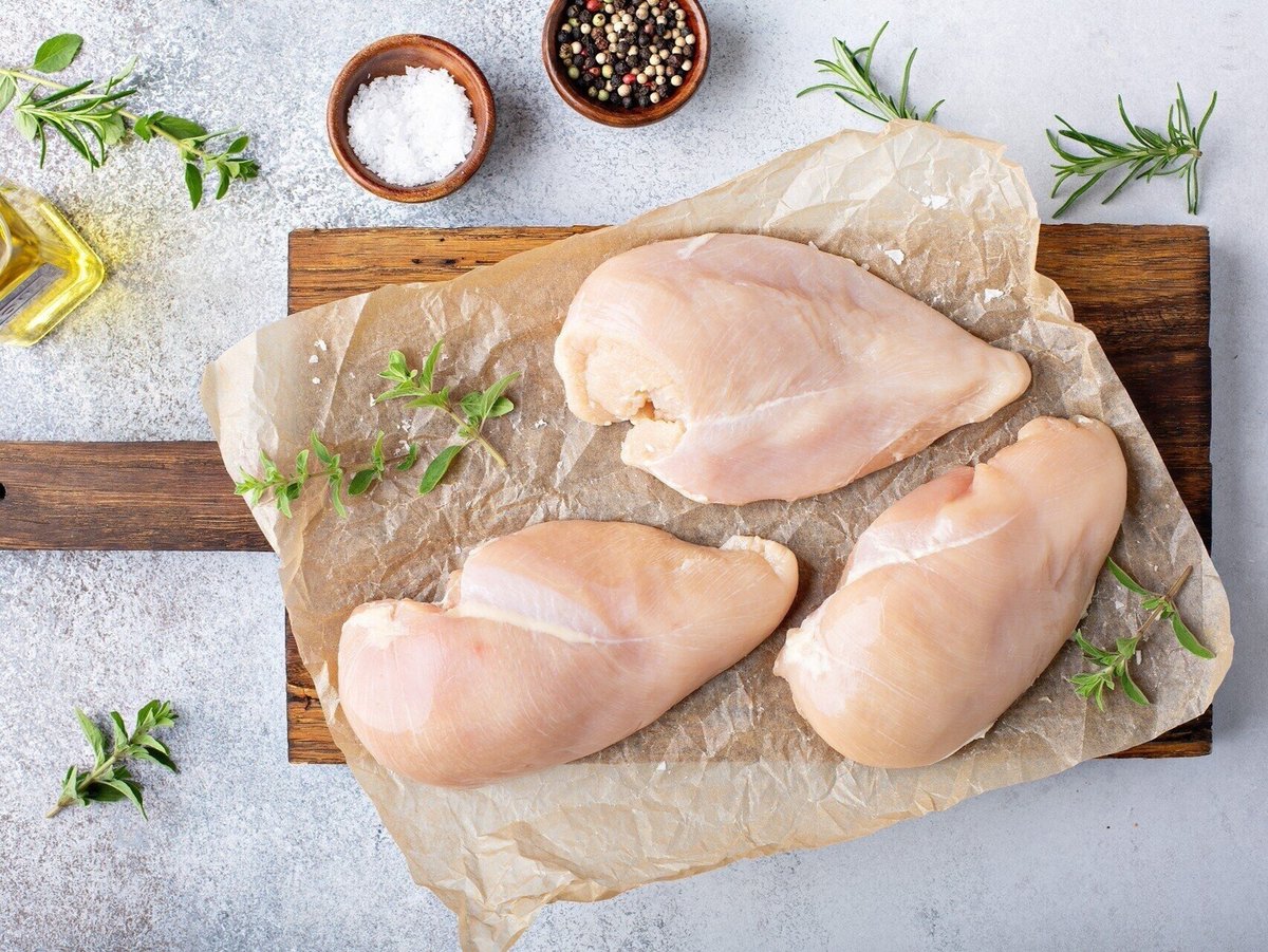 FarmersToMarket's tweet photo. Did you know?

Chicken is high in protein and low in fat and salt making it suitable for many diets and lifestyles!  

Find out more about the the versatility and benefits of chicken here https://t.co/KdCRLCdeXx

#QualityChicken #freerangepoultry #QualityAssured https://t.co/tapMqlIKrM