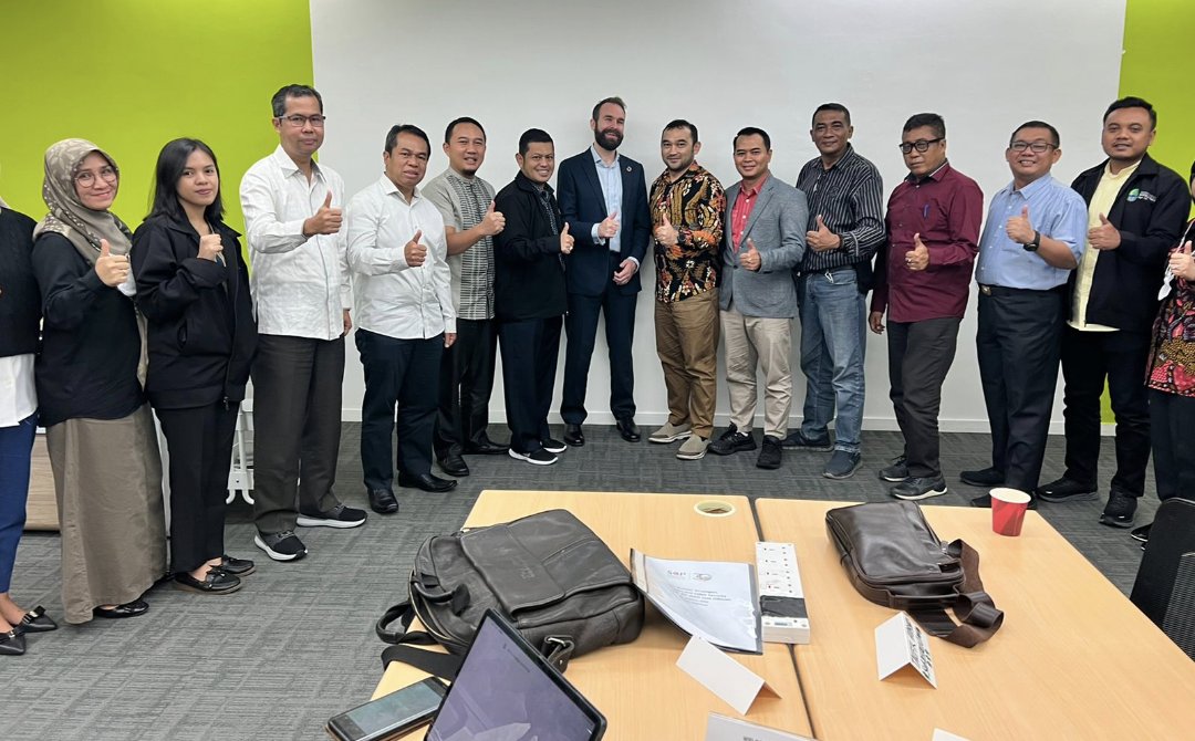 CalumAH's tweet photo. Kindly invited to share some learning from @UNDP on building a secure and trusted #cyber environment - at Singapore's #CivilServiceCollege this morning. Keen to hear from others working on these topics! https://t.co/CKK1OVKYds