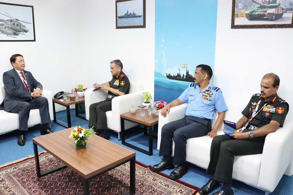 PRODefPune's tweet image. #PathToPride
 #DefExpo2022

Gen Saikhanbyar Gursed, Defence Minister #Mongolia met #CDS General Anil Chauhan and held wide ranging discussions on issues ranging from training, joint exercises and furthering defence cooperation.  @IndiainMongolia