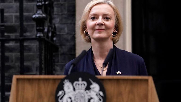 We interrupt our series on Trafalgar today with an emergency pod on THE FALL OF LIZ TRUSS. Is she Britain's worst ever Prime Minister? Is this Britain’s worst post-war crisis? Apple: apple.co/3sfaMWU Spotify: spoti.fi/3CSXcwZ Other apps: linktr.ee/restishistory