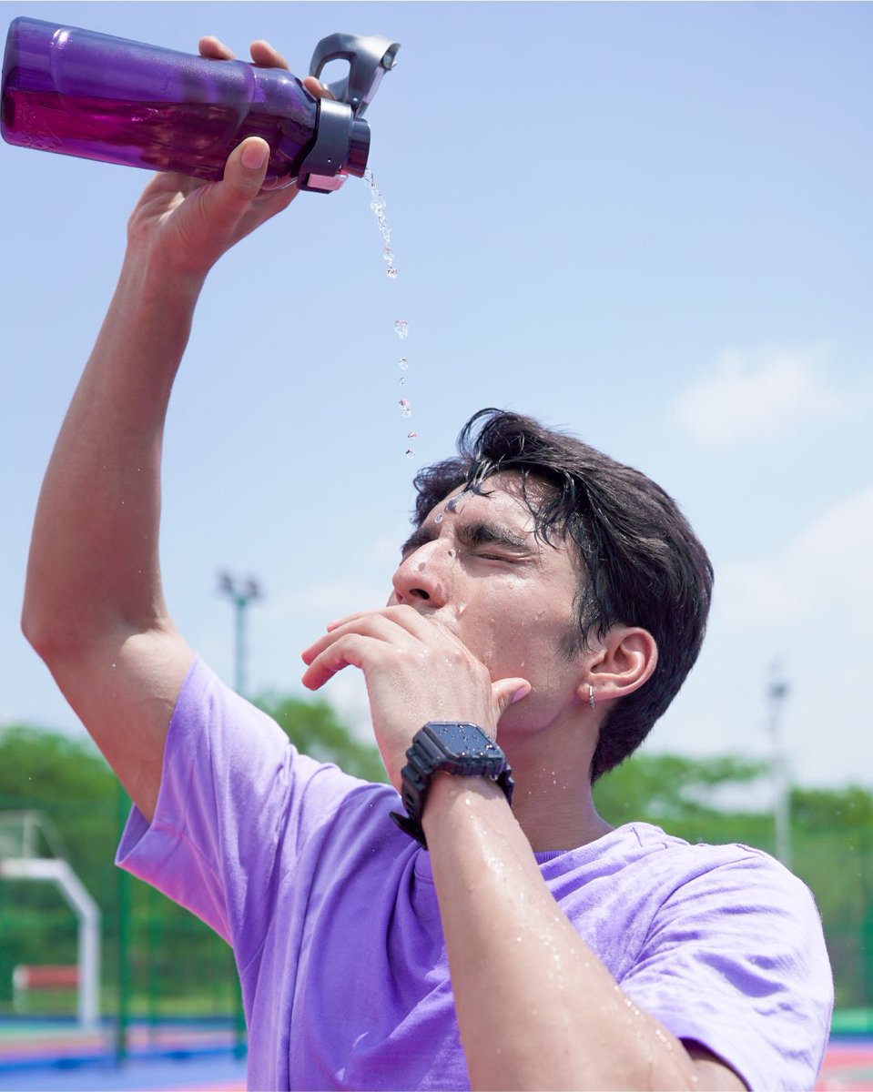 FitShot5's tweet photo. A little splash? Oh, it can dive with you for upto 50 meters.🏊‍♂️🤿
Axis can do a lot.

#Fitshot #TakeYourShot #FitshotAxis #NewLaunch #Flipkart https://t.co/OgAiu4pK9T