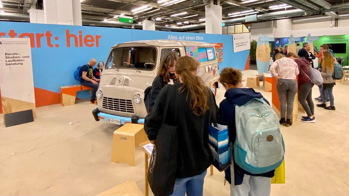 FinanzenBS's tweet image. Noch bis am Samstag ist der Kanton @BaselStadt an der Basler Berufs- und Weiterbildungsmesse präsent.  Mit verschiedenen Ständen, zB #ArbeitgeberBS #Berufsberatung @Kapo_BS etc.
Mehr Informationen zur Messe: basler-berufsmesse.ch @gewerbebasel #berufsbildung