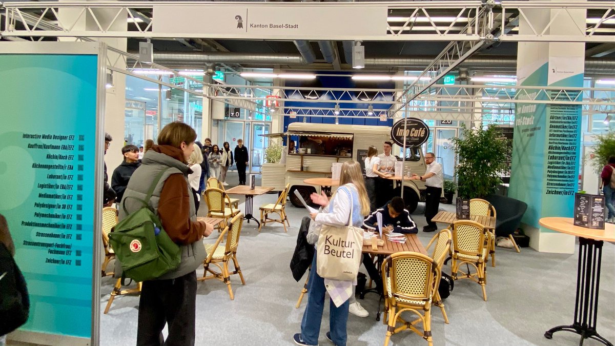 FinanzenBS's tweet image. Noch bis am Samstag ist der Kanton @BaselStadt an der Basler Berufs- und Weiterbildungsmesse präsent.  Mit verschiedenen Ständen, zB #ArbeitgeberBS #Berufsberatung @Kapo_BS etc.
Mehr Informationen zur Messe: basler-berufsmesse.ch @gewerbebasel #berufsbildung