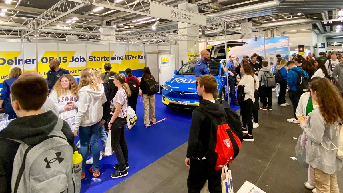 FinanzenBS's tweet image. Noch bis am Samstag ist der Kanton @BaselStadt an der Basler Berufs- und Weiterbildungsmesse präsent.  Mit verschiedenen Ständen, zB #ArbeitgeberBS #Berufsberatung @Kapo_BS etc.
Mehr Informationen zur Messe: basler-berufsmesse.ch @gewerbebasel #berufsbildung