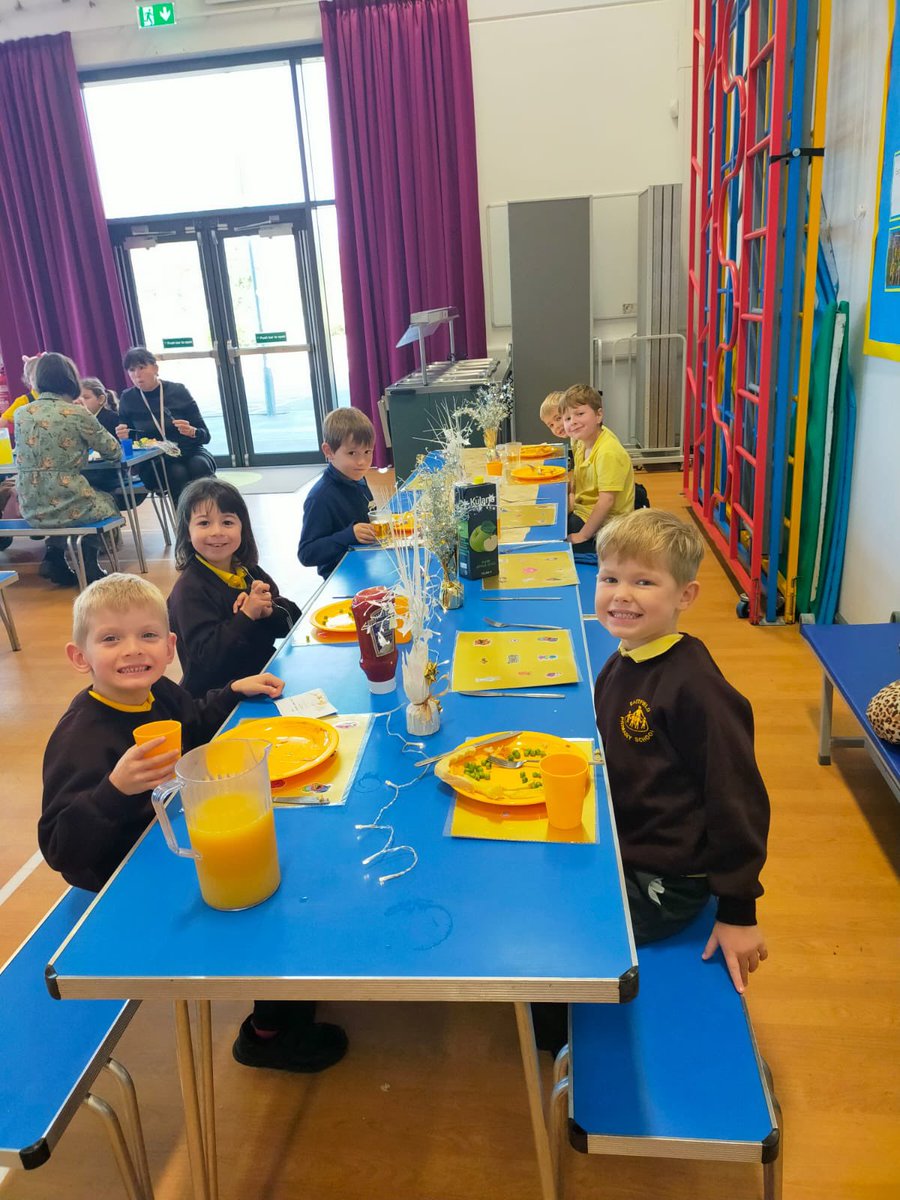 EastfieldPSHull's tweet photo. Well done to everyone who was chosen for the Friday golden lunch table this half term! #goldentable #proud #eastfieldlunchtime https://t.co/GsSv4ypBZL