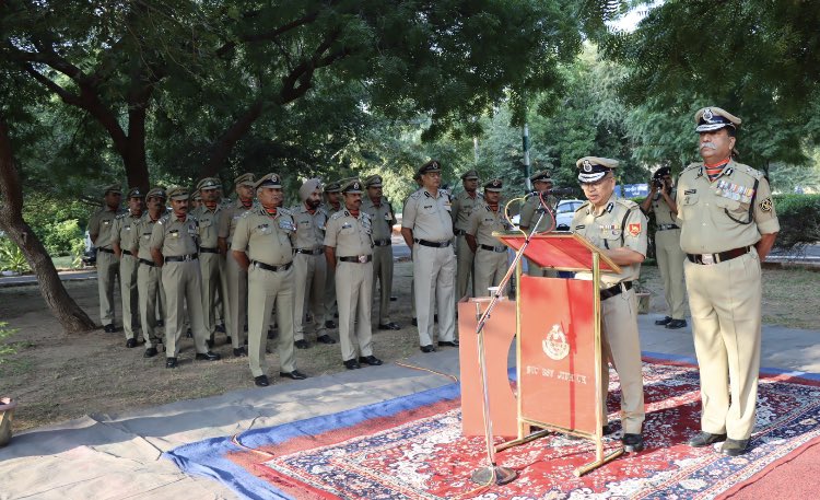 BSF_Rajasthan's tweet photo. "YOUR COURAGE WILL ALWAYS BE REMEMBERED"
On #PoliceCommemorationDay2022 , #BSF Rajasthan salutes the Bravehearts of Police Forces who laid down their lives in the line of duty.
#पुलिस_स्मृति_दिवस 
#LestWeForget   #JaiHind https://t.co/ooibxnVK4K
