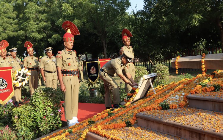 BSF_Rajasthan's tweet photo. "YOUR COURAGE WILL ALWAYS BE REMEMBERED"
On #PoliceCommemorationDay2022 , #BSF Rajasthan salutes the Bravehearts of Police Forces who laid down their lives in the line of duty.
#पुलिस_स्मृति_दिवस 
#LestWeForget   #JaiHind https://t.co/ooibxnVK4K