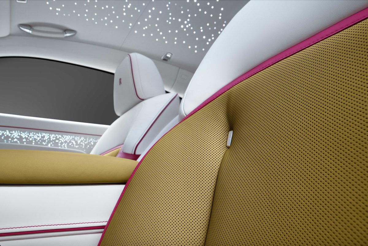 rollsroycead's tweet photo. يعمد مصمّمو رولز-رويس إلى مراعاة السياق الذي تندرج فيه كل سيارة. بالتالي، نرى في #سبيكتر تصاميم مستوحاة من عوالم لا صلة لها بالسيارات، على غرار الأزياء الراقية والنحت المعاصر والتصميم البحري والخياطة والفنّ المعاصر.
#رولز_رويس_سبيكتر https://t.co/8McP3avOIb