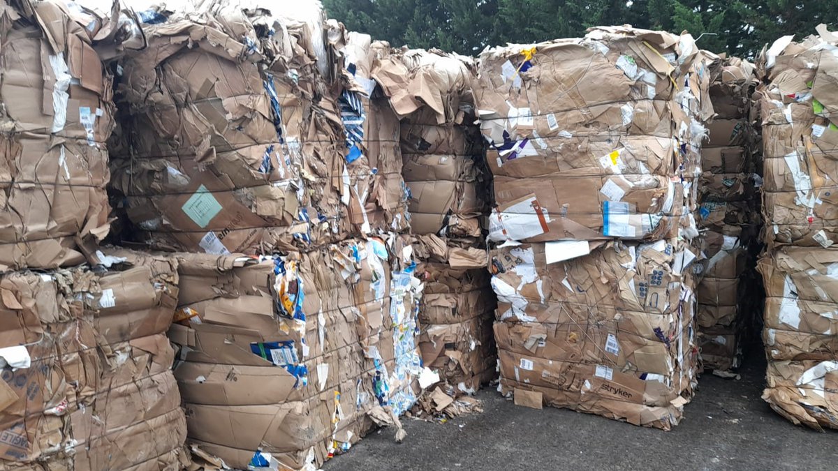 GreenerLUHFT's tweet photo. It was only fitting that during #RecycleWeek we visited @bagnallmorrisβs material recovery facility in Bromborough β»οΈ
It was great to see the waste sorting in action! We also spoke about lots of different #simpleswaps to #reduce our waste volumes in the first place
#GreenerNHS https://t.co/Iu68xzCPb3