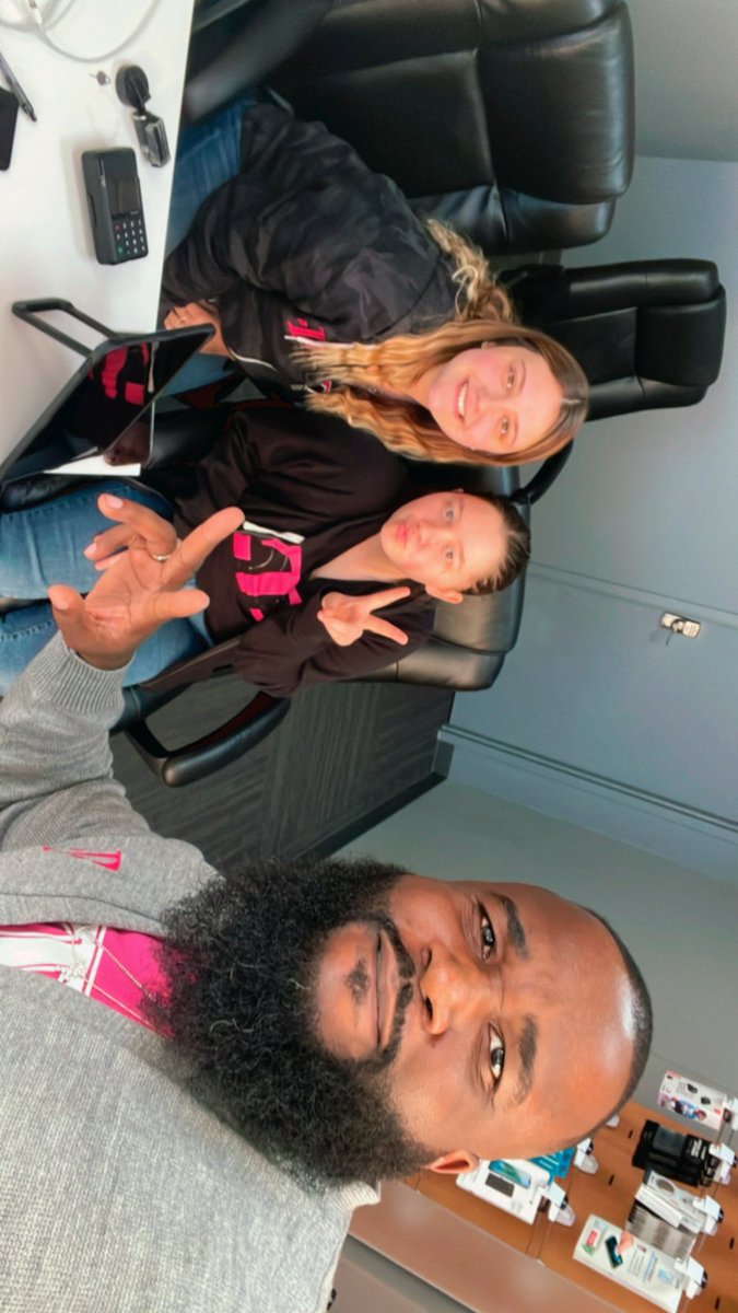 MagentaTravSCM's tweet photo. Always a blast visiting #TeamPekin & #TeamPeoria…. This is one very solid branch of the Smart Choice family… #ChiBEast #SCM #MagentaMonsta🦍 #TMobile #IllinoisSouth @TMobile https://t.co/w0Zx35yV5j