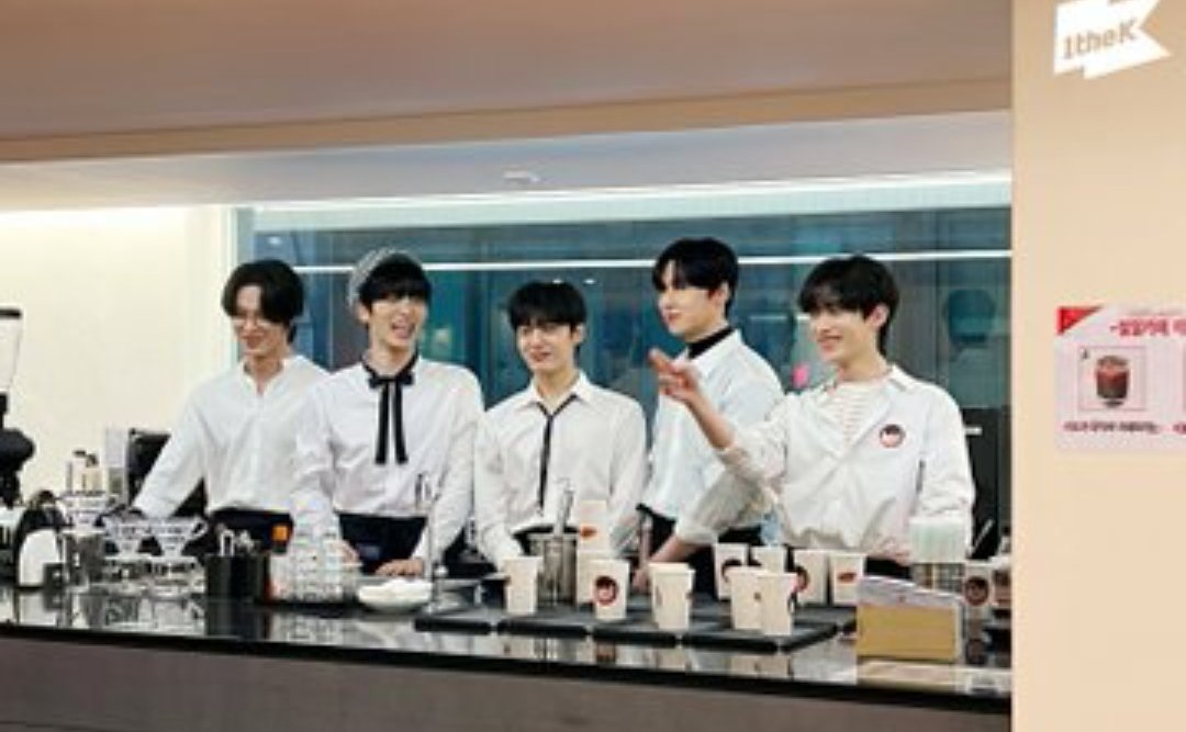 MXMONBEBEISRAEL's tweet photo. @1theK @official_ONEUS My kings👑
#ONEUS #ShowMeTheMWM3
@official_ONEUS https://t.co/tvz5Jm8W3q
