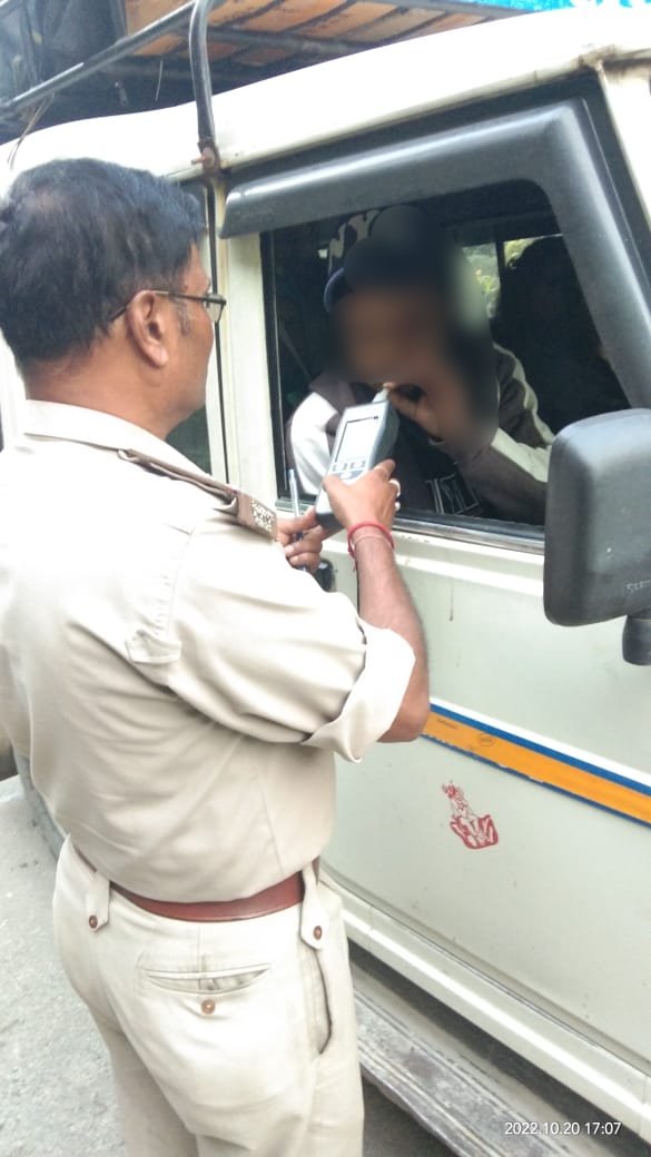 PithoragarhPol's tweet photo. #शराब_पीकर_वाहन_चलाने पर पिथौरागढ़ पुलिस ने कुल 02 वाहन चालकों को गिरफ्तार कर वाहन किये सीज https://t.co/TvVHgzrOcV
#pithoragarhpoliceuttarakhand #followthetrafficrule #dontdrinkdrive @uttarakhandcops @DIGKUMAUN @CityPithoragarh @uktrafficpol https://t.co/VqTCdYn0dg