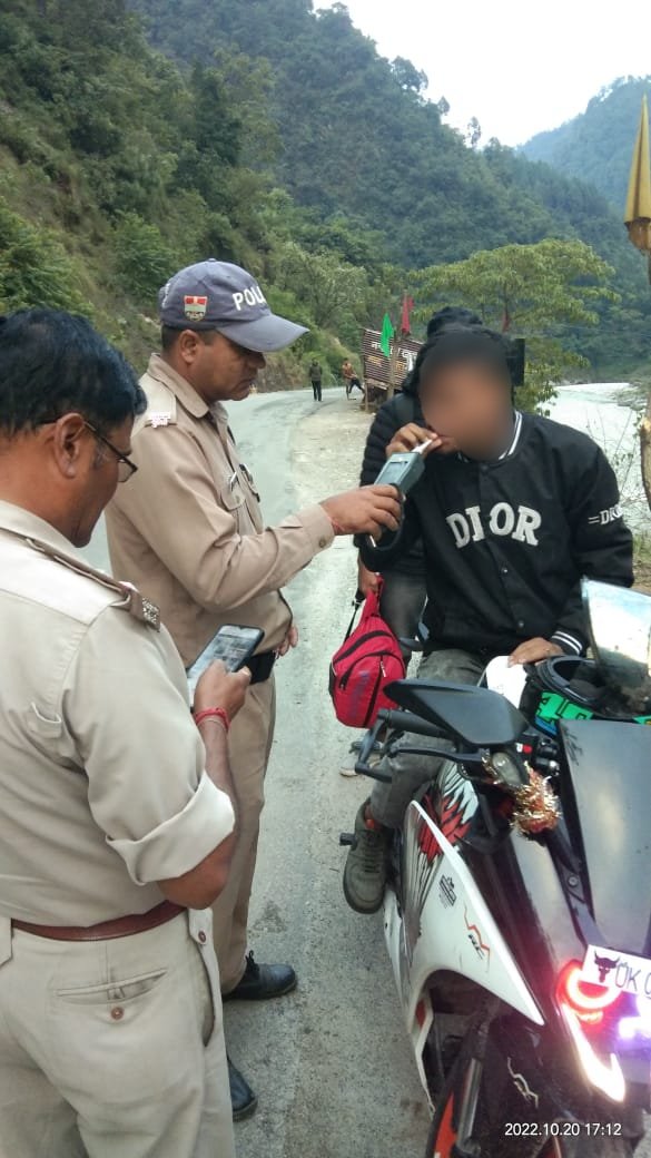 PithoragarhPol's tweet photo. #शराब_पीकर_वाहन_चलाने पर पिथौरागढ़ पुलिस ने कुल 02 वाहन चालकों को गिरफ्तार कर वाहन किये सीज https://t.co/TvVHgzrOcV
#pithoragarhpoliceuttarakhand #followthetrafficrule #dontdrinkdrive @uttarakhandcops @DIGKUMAUN @CityPithoragarh @uktrafficpol https://t.co/VqTCdYn0dg