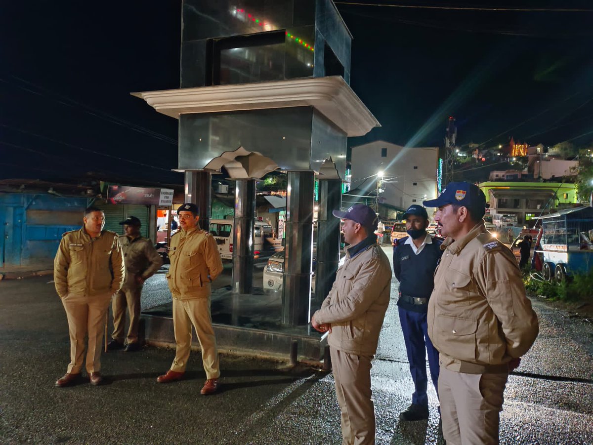 PithoragarhPol's tweet photo. #शराब_पीकर_वाहन_चलाने पर पिथौरागढ़ पुलिस ने कुल 02 वाहन चालकों को गिरफ्तार कर वाहन किये सीज https://t.co/TvVHgzrOcV
#pithoragarhpoliceuttarakhand #followthetrafficrule #dontdrinkdrive @uttarakhandcops @DIGKUMAUN @CityPithoragarh @uktrafficpol https://t.co/VqTCdYn0dg