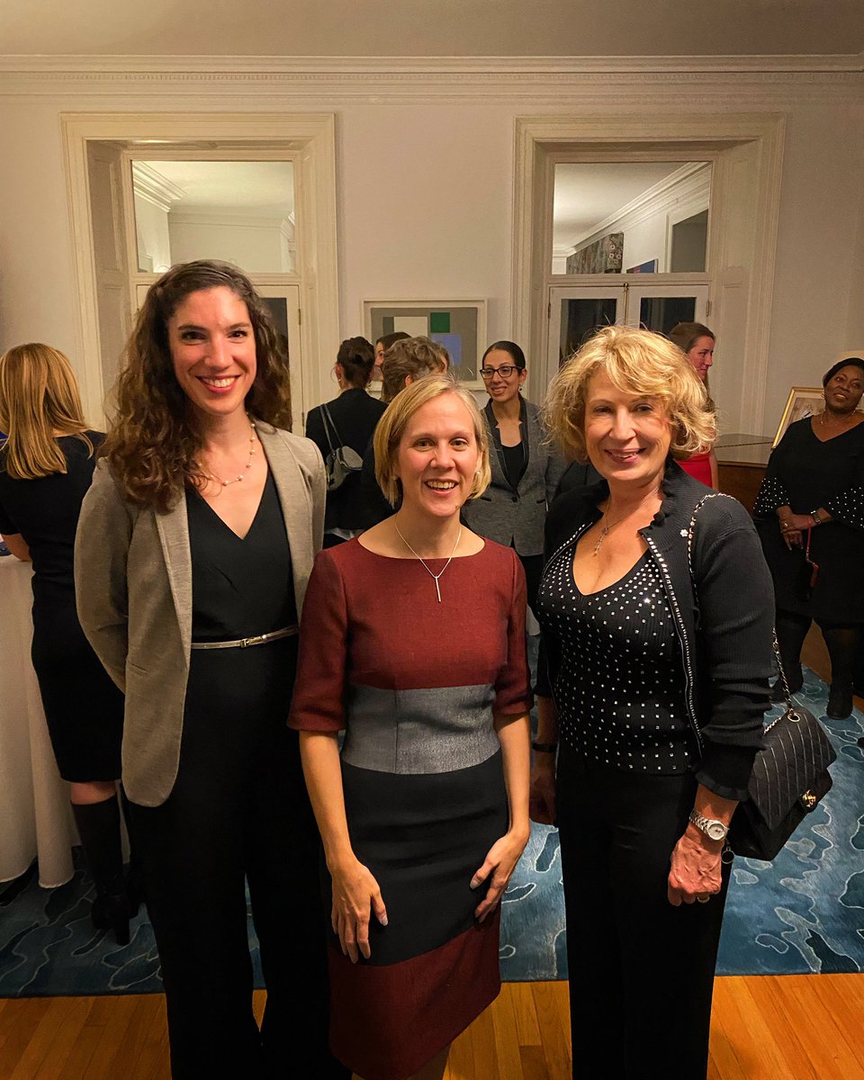 MadisonRilling's tweet image. “When men are strong, they are born leaders. When women are strong, they are born anomalies. How great to be in a room w/ 100 anomalies tonight” -@SusannahGoshko @UKinCanada 
How energizing to attend this women-only reception w/ a truly amazing leader &amp;amp; scientist @ChiefSciCan 🙌