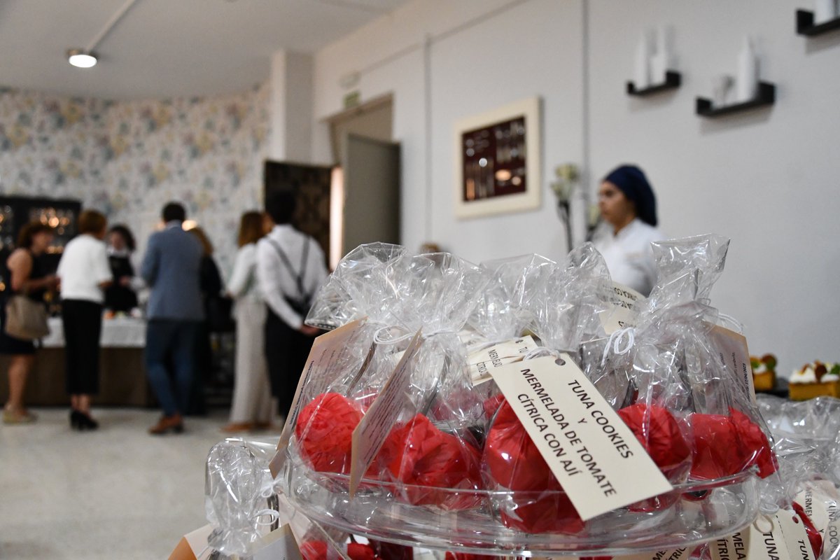 Ayto_SanRoque's tweet photo. El IES Escuela de Hostelería ha organizado la Feria de la Tapa, donde alumnos, junto al profesorado del centro, han realizado una serie de elaboraciones en las instalaciones del centro...
https://t.co/csXdPwrSO3 https://t.co/LjEbpdmw4G