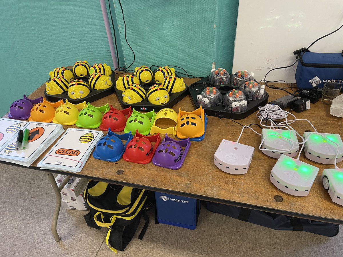Au_Drey_D's tweet photo. Clôture de la période et de la #RobotikTour  à Colombes avec des élèves, enseignants et ERUNS toujours aussi motivés @Numerique92 @BbcSylvia @CodeWeek_FR https://t.co/d0rrcJ0FF3