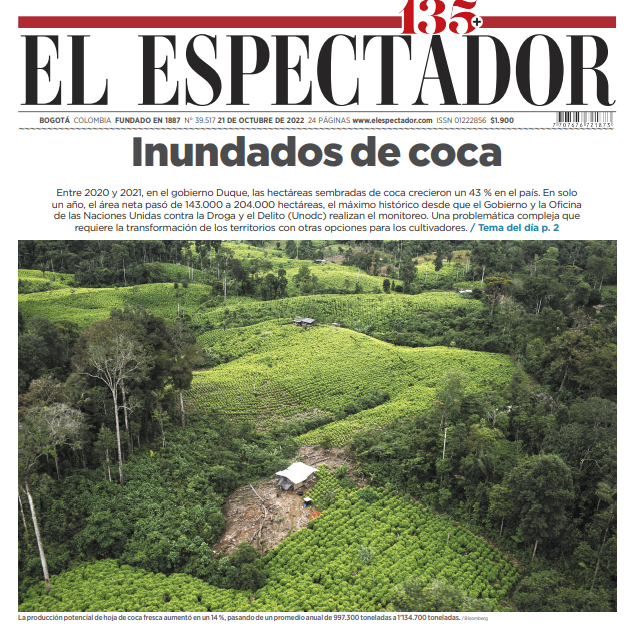 elespectador's tweet photo. #PortadaEE INUNDADOS DE COCA. 

Entre 2020 y 2021, en el gobierno Duque, las hectáreas sembradas de coca crecieron un 43 % en el país. En solo un año, el área neta pasó de 143.000 a 204.000 hectáreas, el máximo histórico desde que el Gobierno y la Unodc realizan el monitoreo.🧵👇 https://t.co/8woZ60Q5L1