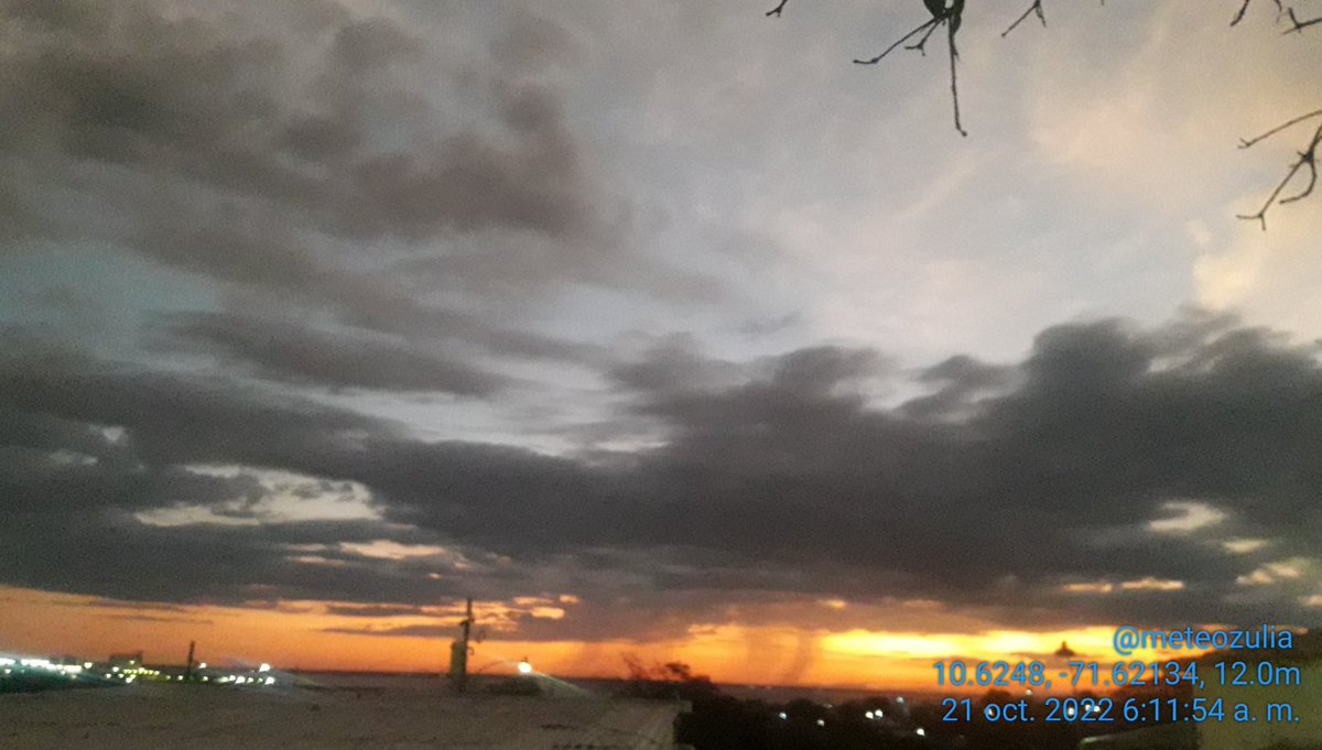 MeteoZulia's tweet photo. #buenosdias #Felizdia #Viernes #21Oct #Maracaibo amaneció Mayormente nublado con la mínima en 24,8°C, no llovió, pero si se observaron relámpagos hacia el NW sobre #Mara
#Sun #Sunrise #SunriseLovers #Clouds #CloudsLovers #Storm #StormHours #StormLovers #picoftheday #ThePhotoHour https://t.co/YGO0IapifR