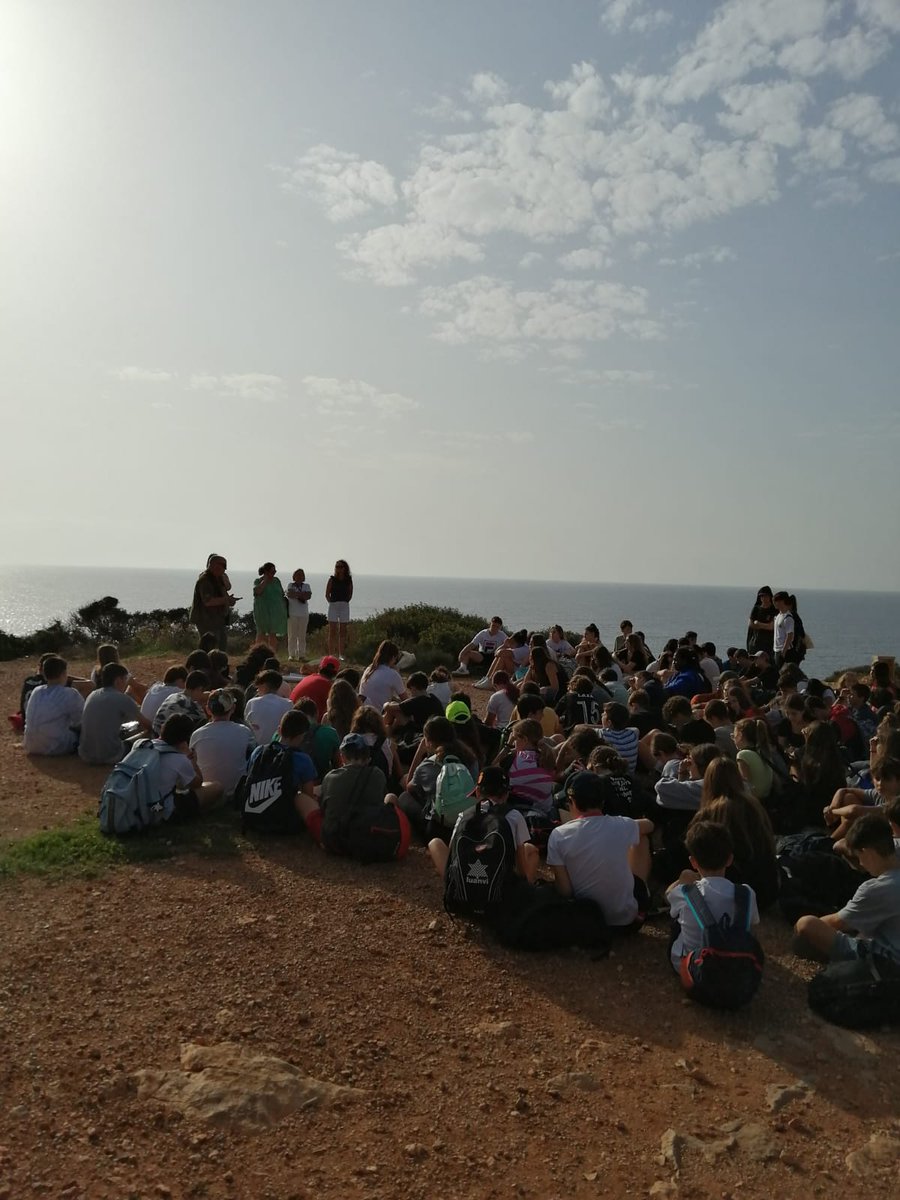 🤝Aquesta setmana, hem continuat col·laborant amb el programa <a href="/LetsCleanUpEU/">LCUE</a> de neteja del litoral. 

♻️Aquest pic a cala Pi, amb 400 alumnes de l'escola Pedro Poveda, de Palma. Entre tots tenim cura de la nostra costa!