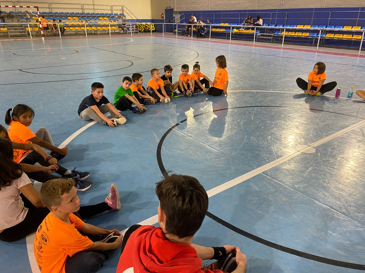 BmHuetor's tweet photo. Entrenamiento del día 20 de Octubre con los más pequeños del club.

¡Ellos son nuestro futuro!
🟡🤾🏻‍♂️🤾🏽🔵

#balonmano #handball #balonmanoandalucia #balonmanobase #balonmanoengranada https://t.co/ECYDWPd5Dk