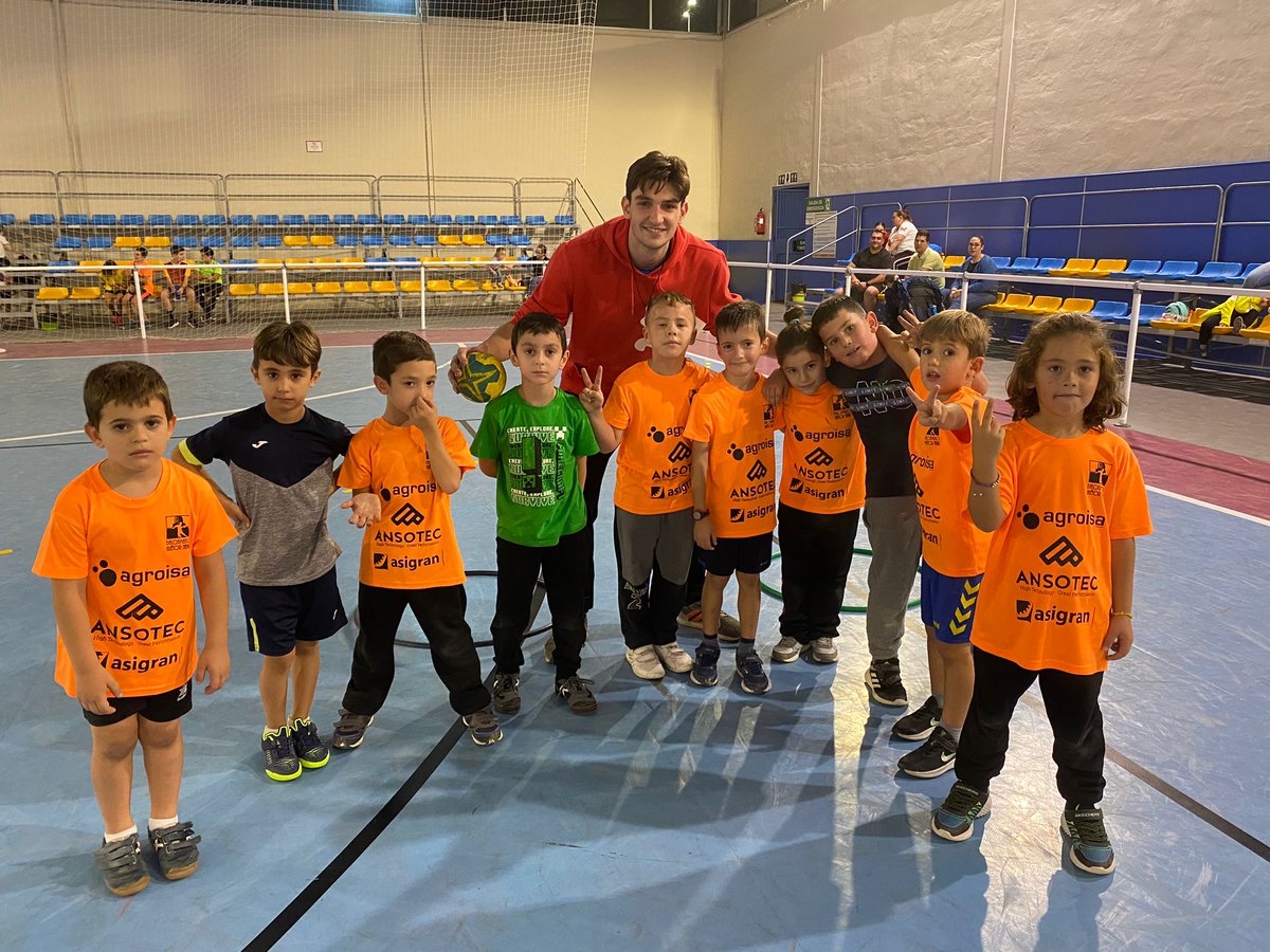 BmHuetor's tweet photo. Entrenamiento del día 20 de Octubre con los más pequeños del club.

¡Ellos son nuestro futuro!
🟡🤾🏻‍♂️🤾🏽🔵

#balonmano #handball #balonmanoandalucia #balonmanobase #balonmanoengranada https://t.co/ECYDWPd5Dk