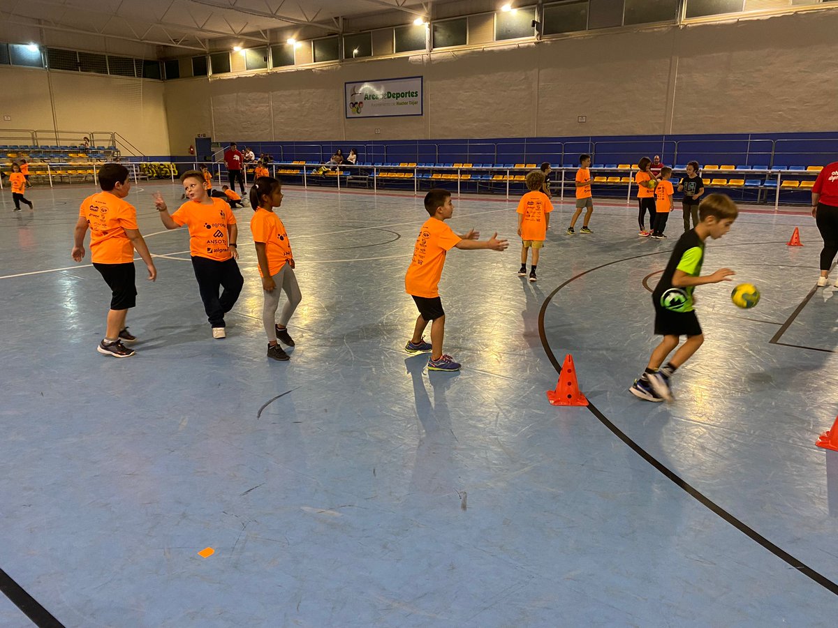 BmHuetor's tweet photo. Entrenamiento del día 20 de Octubre con los más pequeños del club.

¡Ellos son nuestro futuro!
🟡🤾🏻‍♂️🤾🏽🔵

#balonmano #handball #balonmanoandalucia #balonmanobase #balonmanoengranada https://t.co/ECYDWPd5Dk