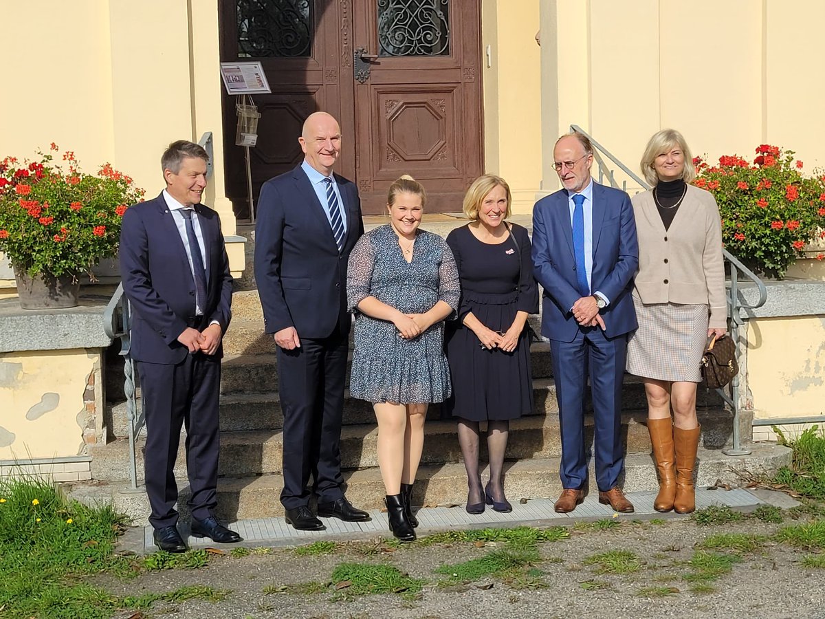 MuylleGeert's tweet photo. Dieser Woche hatten wir in der @BelBotschaft Ministerin @hadjalahbib auf Besuch bei Ministerin @ABaerbock - 🙏- und organisierten wir die sechste #DeBeKo 👏👍. Aber auch Zeit gab es um mit MP Woidtke die Belgisch-Brandenburgische Confiserie Felicitas im #Lausitz zu besuchen 🍫😋 https://t.co/5GvE7FMhPt