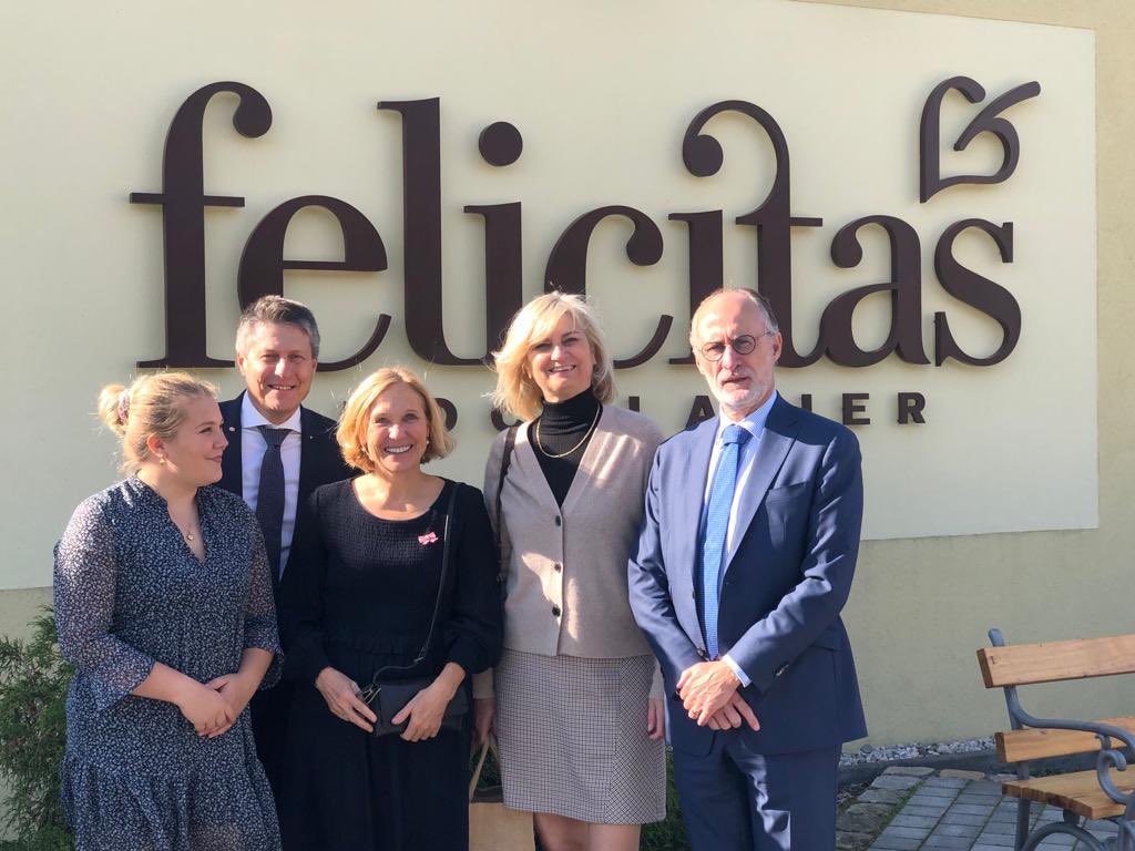 MuylleGeert's tweet photo. Dieser Woche hatten wir in der @BelBotschaft Ministerin @hadjalahbib auf Besuch bei Ministerin @ABaerbock - 🙏- und organisierten wir die sechste #DeBeKo 👏👍. Aber auch Zeit gab es um mit MP Woidtke die Belgisch-Brandenburgische Confiserie Felicitas im #Lausitz zu besuchen 🍫😋 https://t.co/5GvE7FMhPt