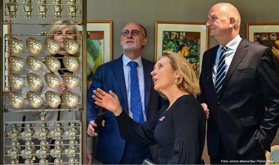 MuylleGeert's tweet photo. Dieser Woche hatten wir in der @BelBotschaft Ministerin @hadjalahbib auf Besuch bei Ministerin @ABaerbock - 🙏- und organisierten wir die sechste #DeBeKo 👏👍. Aber auch Zeit gab es um mit MP Woidtke die Belgisch-Brandenburgische Confiserie Felicitas im #Lausitz zu besuchen 🍫😋 https://t.co/5GvE7FMhPt