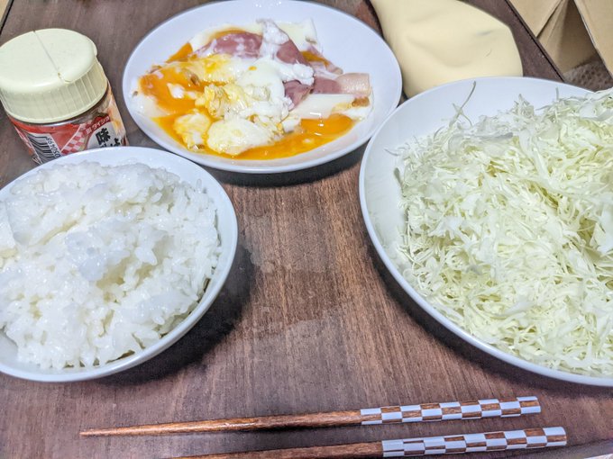 ごきげんな夕食にしたかったけど…
卵割れちゃった… 