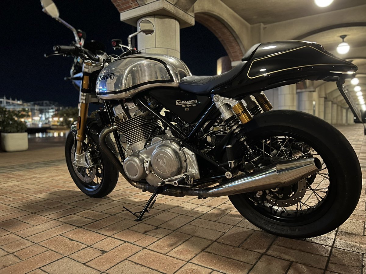 momotya88's tweet photo. うむ
美しい
オイル漏れてるけどꉂ🤣𐤔
#オイル漏れ #Nortoncommand #command961 #Nortonmotorcycles https://t.co/OyqHO6pySX